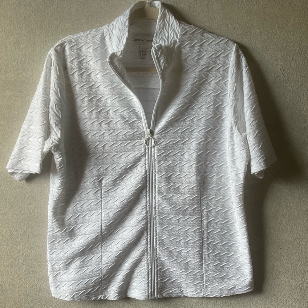 Draper’s & Damon’s. White Textured Zip-Up Jacket. Short sleeves. Size M